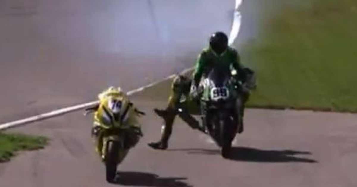 Accident horror în Superbike VIDEO. A ajuns pe motocicleta rivalului, iar apoi a zburat peste barierele de protecție