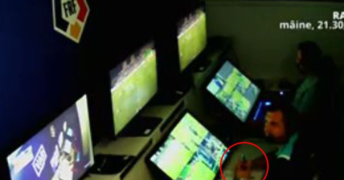 Ce făcea arbitrul în camera VAR / FOTO. Cu ce obiect a fost surprins Sorin Costreie în direct, la FC Argeș