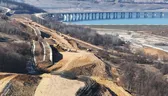 VIDEO Tronsonul blestemat de pe Autostrada Transilvania: Lucrări reluate după 12 ani / Cum arată acum lotul abandonat de Bechtel unde s-a ridicat un viaduct prin mijlocul unui lac