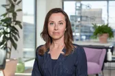 „Când vorbesc cu românii, mi se pare că uită ușor ce s-a realizat”. România nu știe pe ce comoară stă, crede economista șefă a unuia din cele mai mari grupuri bancare europene 