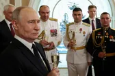 În fața marinarilor ruși, Putin a reînviat o teorie revizionistă despre România și Ucraina