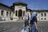 INTERVIU VIDEO „Într-o biserică românească, femeile au mereu capul acoperit. Nu a fost așa”. Ce semnificație are acest detaliu pentru o cercetătoare româncă din Italia care a studiat ascensiunea AUR