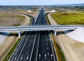 VIDEO Trafic deschis pe o nouă secțiune din Autostrada Moldovei / Alte trei loturi din A7 ratează termenul PNRR. Ce se întâmplă cu ele