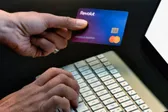 Breșă majoră de securitate la Revolut. Compania, păcălită să dezvăluie datele unor clienți, inclusiv selfie-uri de verificare și extrase de cont