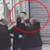 Lucescu, amenințat cu tribunalul  Un prim-plan al înregistrării video îl arată pe antrenor  luând de gât un suporter  al lui AEK