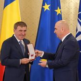 Hagi, decorat VIDEO. „Regele” a primit Ordinul Național  „Steaua României”.  Antrenorul, foarte emoționat: „Am muncit 50 de ani pentru acest moment”