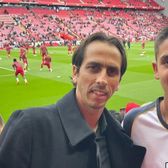 La un pas de tragedie   Casa unui fost fotbalist de la Liverpool, Chelsea și Arsenal,  lovită de o grenadă:  „Nu cred că a fost cu intenție”