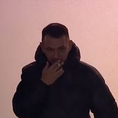 Prins în ofsaid   FOTO:  Unul dintre acționarii lui Hermannstadt, surprins  în timp ce fuma  în fața lojei