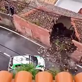 Accident la Raliul din Tenerife Două mașini  s-au izbit de o casă și au dărâmat-o!