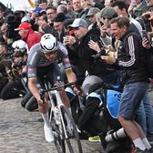 „Tentativă de omor!” Scandal în ciclism. Câștigătorul Paris-Roubaix, lovit cu un bidon în timpul cursei:  „E ca o piatră în față”