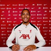 Van Dijk a semnat prelungirea   Olandezul va rămâne alături de Liverpool pentru   încă două sezoane