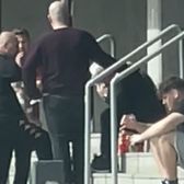 Șumudică, devastat    VIDEO:  Tehnicianul de la Rapid,   surprins plângând  pe scările magazinului clubului, după moartea lui Boupendza