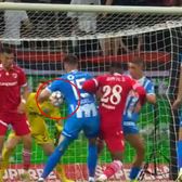 „Câinii” au cerut penalty    FOTO.  Cel mai controversat moment din   Dinamo - Craiova  » Badelj a lovit mingea cu mâna, dar arbitrul n-a dat nimic