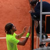Nu și-a dat seama că a câștigat   Tsitsipas, moment amuzant la   Madrid Open  » Badosa a izbucnit în râs