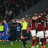  IATĂ DIALOGUL HAȚEGAN - RADU PETRESCU!    GOLAZO.ro  a aflat   ce au vorbit  „centralul” și arbitrul VAR la faza penalty-ului refuzat pentru Rapid