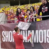 Patriche, sărbătorit de Dinamo  Căpitanul „câinilor” a primit un cadou special: „Omul care   n-a fugit când banii au fugit  ”