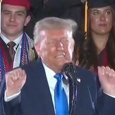 Trump, încă un derapaj    VIDEO.  Președintele SUA, scenetă transfobă: „  Un ratat ca bărbat   doboară recordul cu 54 kg ca femeie” » Episodul invocat e un mister