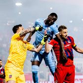 Panică în Bundesliga  Portarul lui Heidenheim,   aproape de tragedie  în meciul cu Bochum » A fost salvat de un coechipier