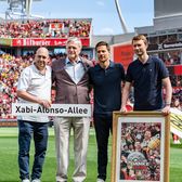 Xabi Alonso și-a luat adio   Imagini emoționante cu cel care o va antrena pe Real Madrid » Cine e   favorit să-i ia locul  la Bayer Leverkusen