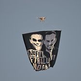 Finala Cupei, oprită de o dronă    FOTO:  Mesajul   acuzator  afișat deasupra stadionului după primul gol » Cine sunt cei vizați