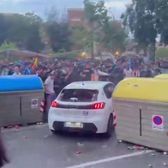 Panică la Espanyol - Barcelona    O mașină a intrat în mulțime , lângă stadion: arbitrul a întrerupt temporar meciul