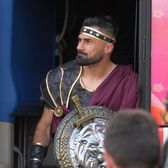 Surpriza campionilor  Imagini de senzație » Jucătorii de la FCSB   au venit costumați  la meci: șeicul Tănase, gladiatorul Crețu și Zorro Bîrligea