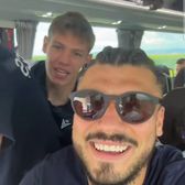 Insulte în ziua votului  Jucătorii de la FC Argeș,   remarci homofobe  într-un live din autocar: „Pentru toți b*******i lui Nicușor”