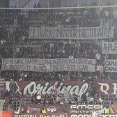 „Îți regretăm plecarea”    FOTO:  Suporterii de la Rapid, gest impresionant   în memoria unui fan dinamovist  care a decedat