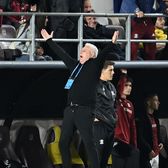 Șumudică, derapaj grosolan  Antrenorul a înjurat un angajat al clubului Rapid:   „Mă ocup eu de voi , unul câte unul!” » GOLAZO.ro a obținut reacția oficialului