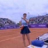 „Extrem de inadecvat”  Cameramanul s-a apropiat prea mult, iar   Danielle Collins a răbufnit:  „Nu e nevoie să te urci peste Emma”