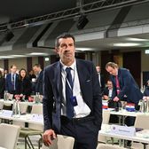 Figo, gest obscen   Portughezul a fost numit   trădător  de către un fan Barcelona și a ripostat. Ce a urmat