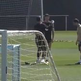 „Și-au dat pumni” ca-n filme    FOTO:    Szczesny și Lewandowski,  scene de Oscar la pregătirea dinaintea ultimului meci al sezonului