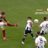 Penalty pentru Rapid    FOTO:    Giuleștenii au deschis scorul dintr-o lovitură de la 11 metri,   după intervenția VAR,  la un henț al lui Iulian Cristea