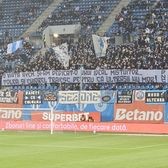 Solidaritate emoționantă    FOTO:   Peluza Craiovei, mesaj după decesul a doi suporteri adverși:   „Ultrașii nu mor”