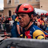 „Durerea era prea mare. Grav”  Alt rutier important abandonează Il Giro după ce a căzut.   S-a tot retras la Marile Tururi