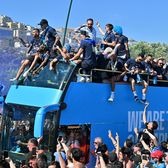 Nebunie pe străzile din Napoli    FOTO:  Peste   200.000 de oameni  au sărbătorit al patrulea scudetto