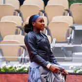 Moment de neatenție  Coco Gauff a intrat pe teren   fără rachetă și s-a amuzat:   „O să văd ce s-a întâmplat”