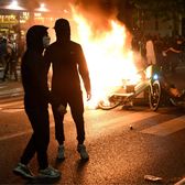 Bilanț îngrozitor    VIDEO+FOTO:  Haos,   mașini incendiate  și lupte de stradă cu jandarmii, după succesul lui PSG. Doi morți și 192 de răniți