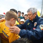 „Tricolorii”, asaltați de copii  VIDEO. Ce s-a întâmplat în   cantonamentul României  înainte de plecarea în Austria » Nici Burleanu n-a scăpat!