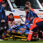 Accidentare horror    VIDEO.  Dus de urgență la spital după o   ciocnire violentă  în Metaloglobus - Poli Iași! A doua accidentare gravă din carieră