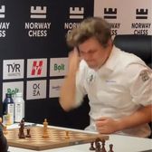 Reacție nervoasă    VIDEO.    Magnus Carlsen  a șocat lumea șahului după înfrângerea cu Gukesh Dommaraju: „Dumnezeule!”