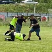 Imagini șocante în Liga 4     VIDEO.  Bătaie generală pe teren la un meci din Vrancea.   Au sărit și suporterii  la luptă! » De la ce a pornit totul