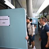 Moment bizar   Angajații hotelului în care stă naționala României au încercat   să blocheze   accesul presei și fanilor, ridicând mese în jurul intrării