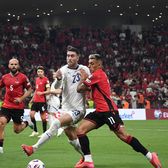 Sârbii, sub asediu  Fanii albanezi i-au insultat, stropit cu bere și   lovit cu brichete  pe jucătorii rivali