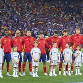 Cu sufletul la gură pentru Alcaraz  Jucătorii Spaniei au fost surprinși în timp ce urmăreau pe telefon   finala Roland Garros,  înaintea meciului cu Portugalia