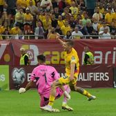 Moment tensionat  FOTO. „Tricolorii” au cerut   eliminarea portarului  Ciprului, după un contact cu Tănase. A fost sau nu de „roșu”?