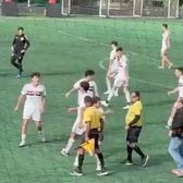 Scene șocante în Brazilia    VIDEO.  Un arbitru   a lovit un jucător  într-o competiție U17 » A intervenit Poliția militară!