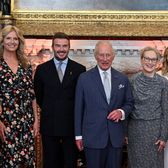 Sir David Beckham  Starul englez, numit   cavaler  în cadrul unei ceremonii la Londra: „Sunt atât de norocos”