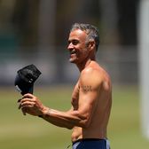 Luis Enrique i-a lăsat mască!  Antrenorul lui PSG, desculț și la bustul gol la ședința de pregătire » Secretele   fizicului de invidiat