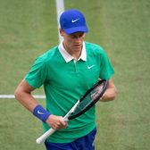 „Am nevoie de o pauză”  Jannik Sinner,   învins în optimi  la Halle » În urmă cu doar 15 zile, liderul ATP ștergea pe jos cu același adversar